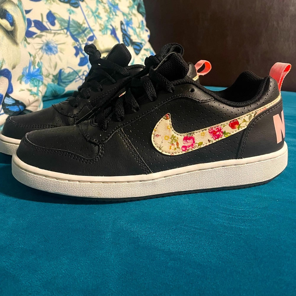 Nike Courtvisions, size 6.5 , in Black with Roses on nike sign
